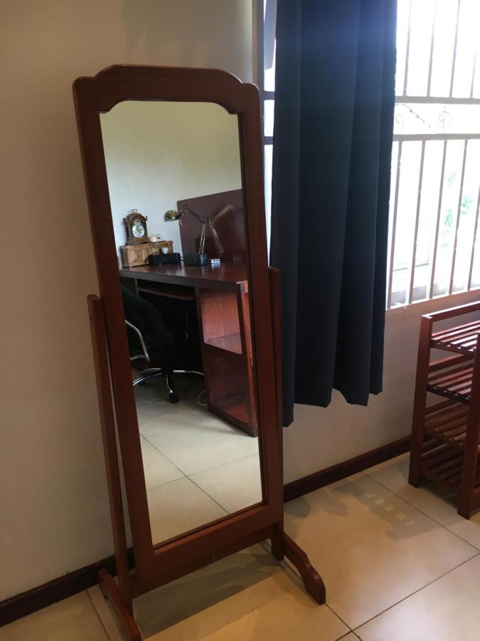 Asteria Studios Paramaribo Luaran gambar